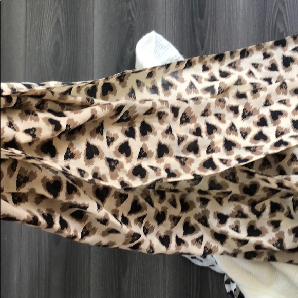 Bundle of 5 cream and leopard print scarves - Picture 8 of 9